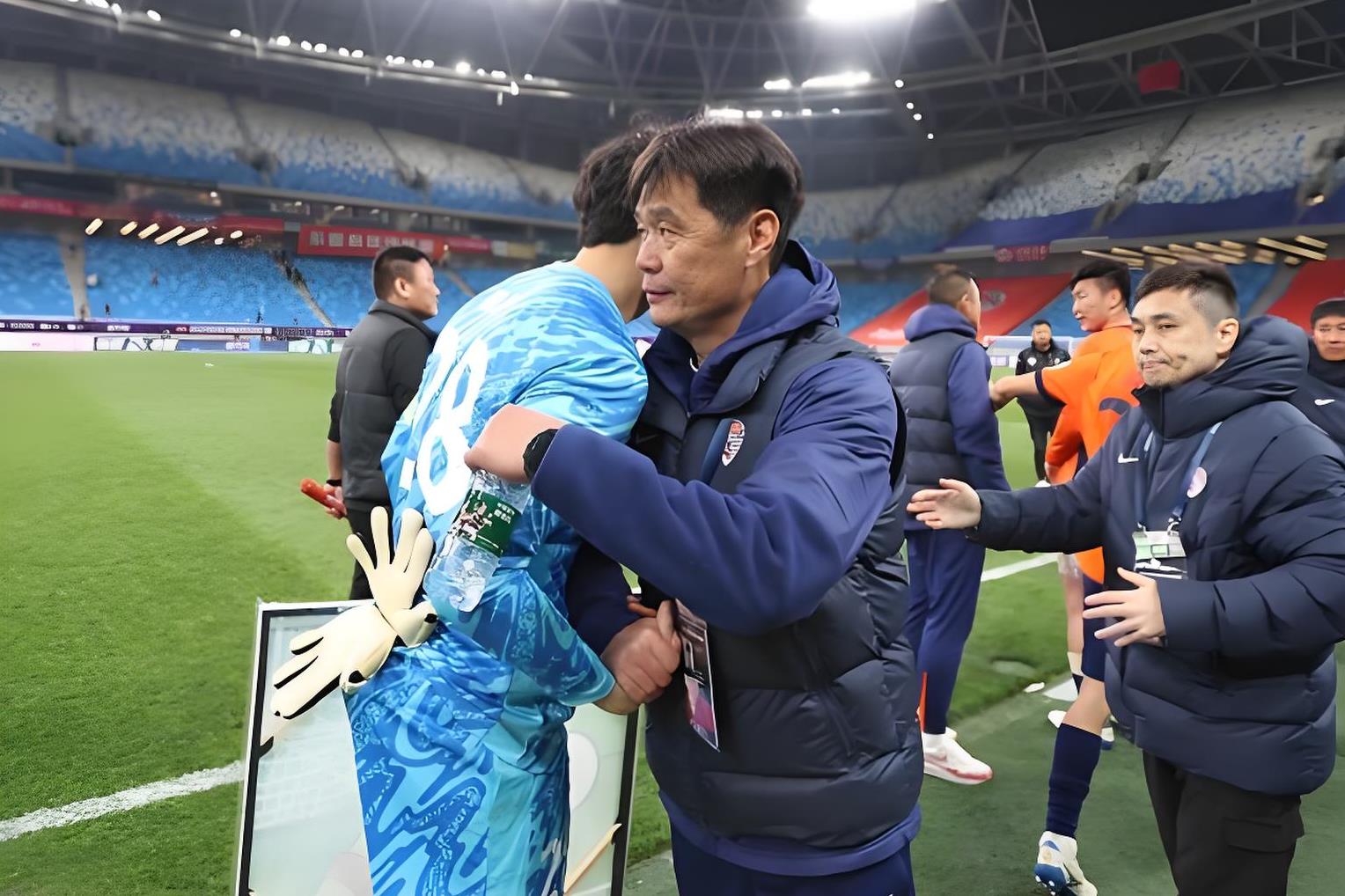 爱游戏体育-西汉姆发布备战花絮;今晨完成体检;CBA常规赛任务艰巨;临场指挥获称赞的简单介绍-爱游戏体育