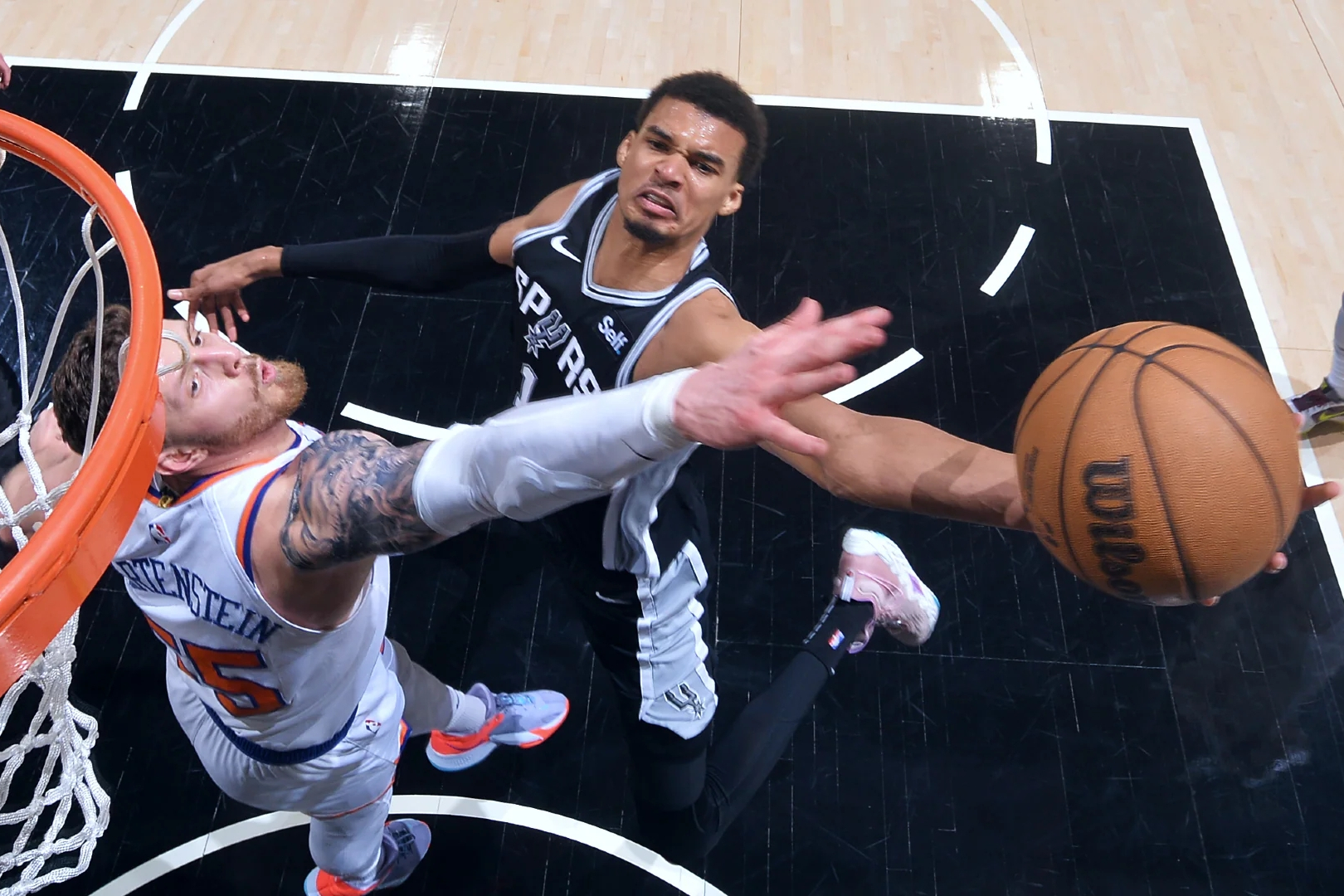 爱游戏全站-圣安东尼奥马刺训练开放日,赛后完成体检引欢呼,NBA常规赛在即,团队化学反应显著的简单介绍-爱游戏全站